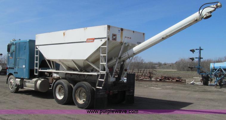 image for item E3848 1985 Peterbilt 362 dry tender truck