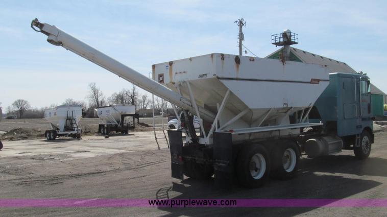 image for item E3848 1985 Peterbilt 362 dry tender truck