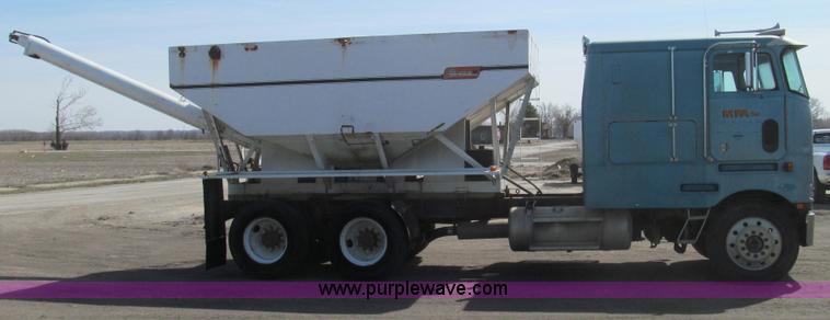 image for item E3848 1985 Peterbilt 362 dry tender truck