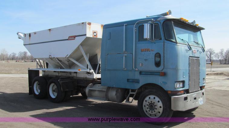 image for item E3848 1985 Peterbilt 362 dry tender truck