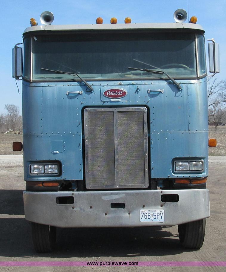 image for item E3848 1985 Peterbilt 362 dry tender truck
