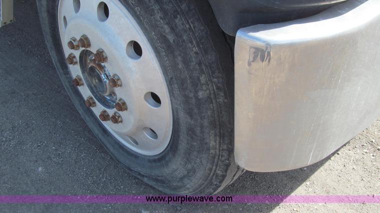 image for item E3848 1985 Peterbilt 362 dry tender truck