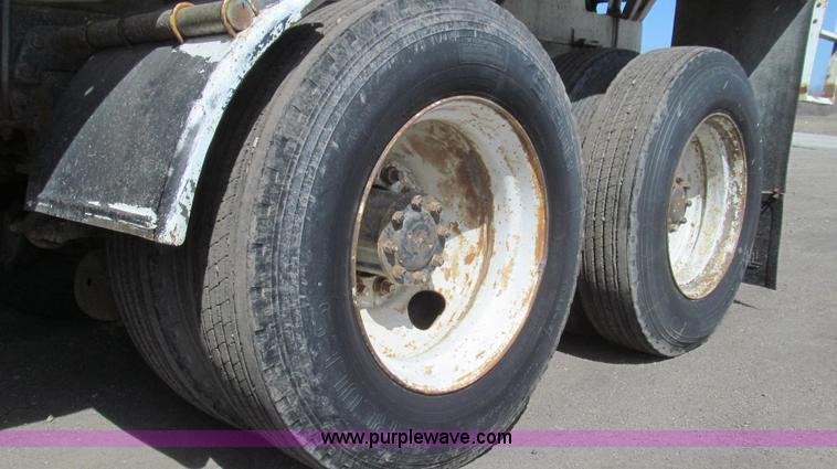 image for item E3848 1985 Peterbilt 362 dry tender truck