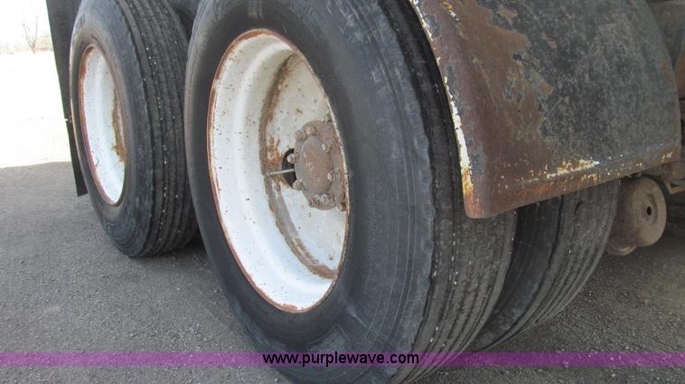 image for item E3848 1985 Peterbilt 362 dry tender truck