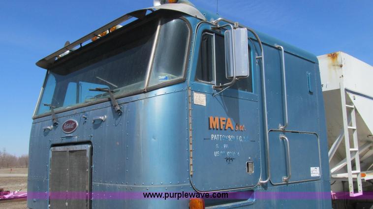 image for item E3848 1985 Peterbilt 362 dry tender truck
