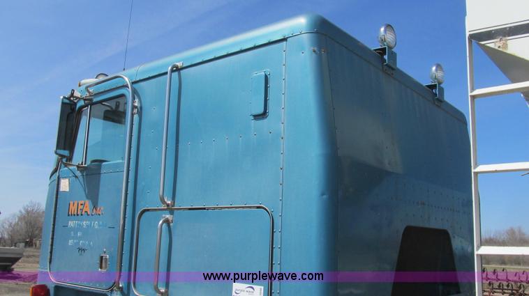 image for item E3848 1985 Peterbilt 362 dry tender truck