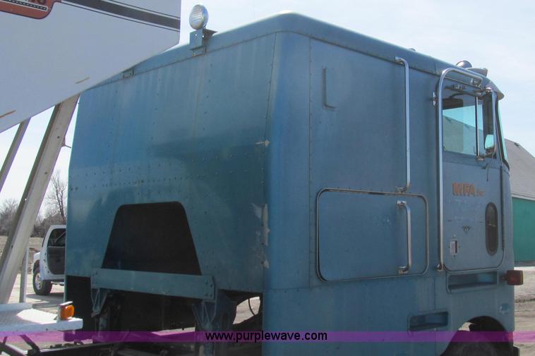 image for item E3848 1985 Peterbilt 362 dry tender truck