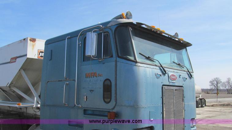 image for item E3848 1985 Peterbilt 362 dry tender truck