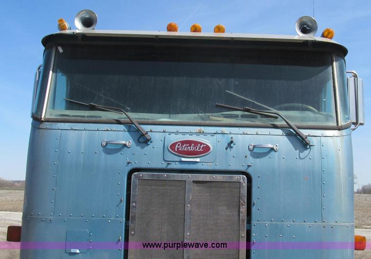 image for item E3848 1985 Peterbilt 362 dry tender truck