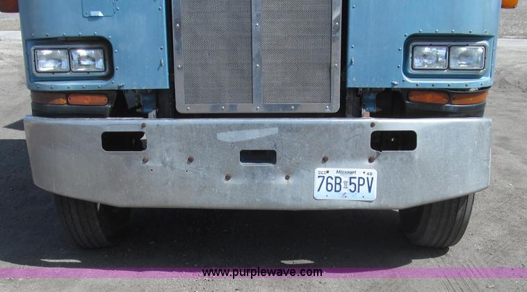 image for item E3848 1985 Peterbilt 362 dry tender truck