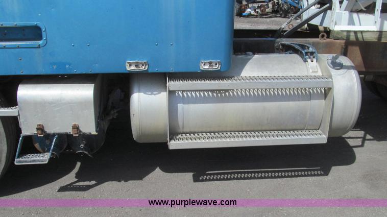 image for item E3848 1985 Peterbilt 362 dry tender truck