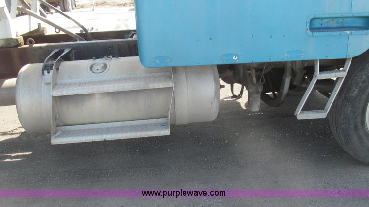 image for item E3848 1985 Peterbilt 362 dry tender truck