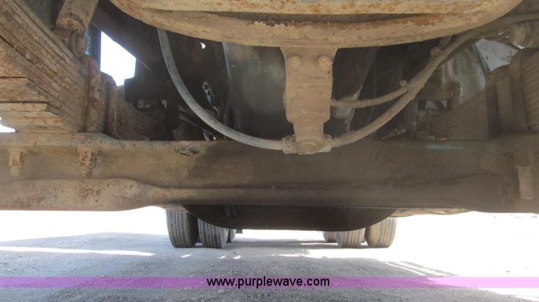 image for item E3848 1985 Peterbilt 362 dry tender truck