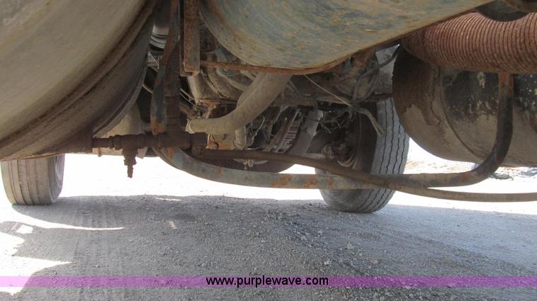 image for item E3848 1985 Peterbilt 362 dry tender truck