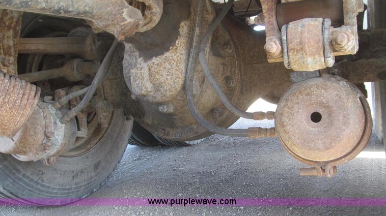 image for item E3848 1985 Peterbilt 362 dry tender truck