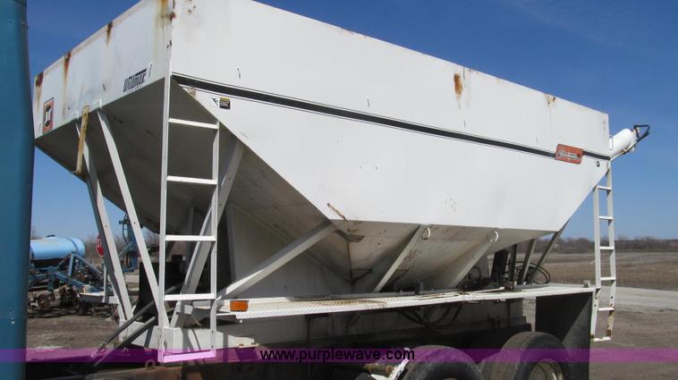 image for item E3848 1985 Peterbilt 362 dry tender truck