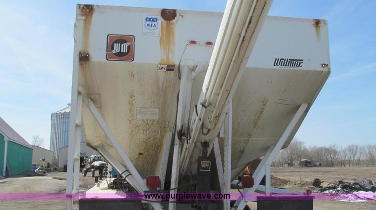 image for item E3848 1985 Peterbilt 362 dry tender truck