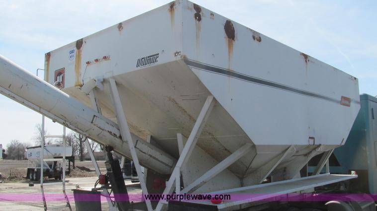 image for item E3848 1985 Peterbilt 362 dry tender truck