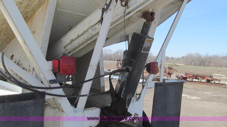 image for item E3848 1985 Peterbilt 362 dry tender truck