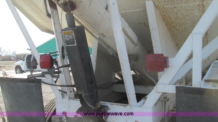 image for item E3848 1985 Peterbilt 362 dry tender truck