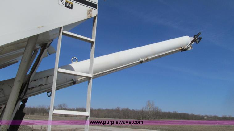 image for item E3848 1985 Peterbilt 362 dry tender truck