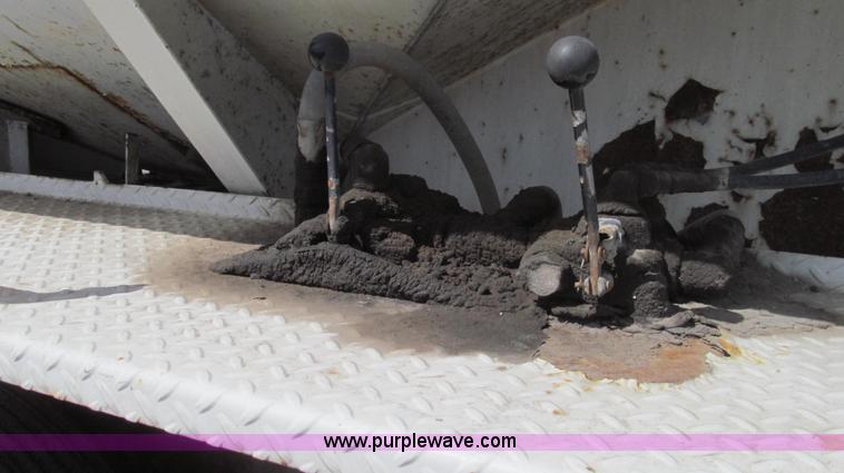 image for item E3848 1985 Peterbilt 362 dry tender truck