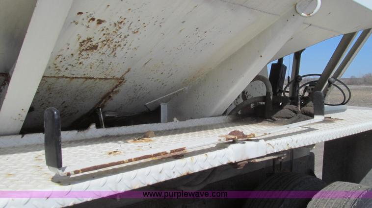 image for item E3848 1985 Peterbilt 362 dry tender truck