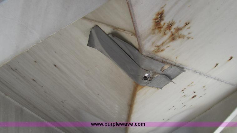 image for item E3848 1985 Peterbilt 362 dry tender truck