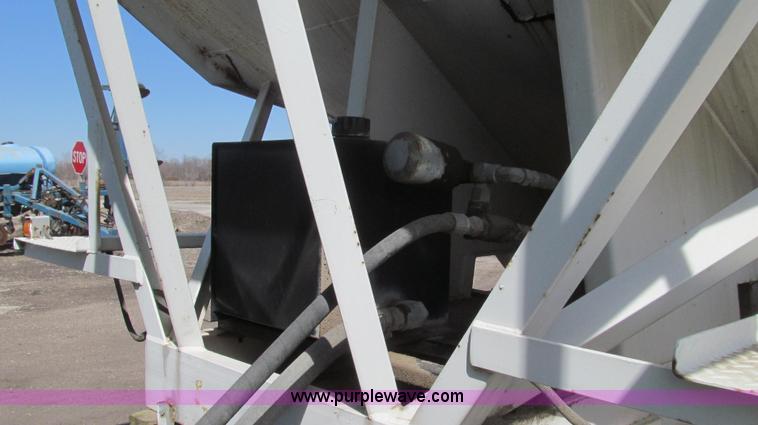 image for item E3848 1985 Peterbilt 362 dry tender truck