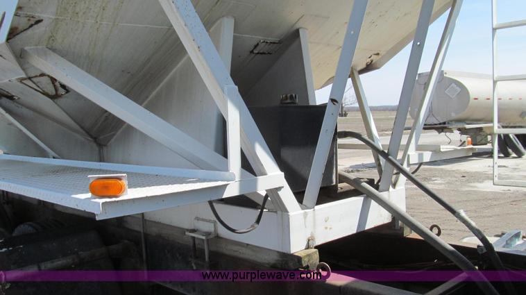 image for item E3848 1985 Peterbilt 362 dry tender truck