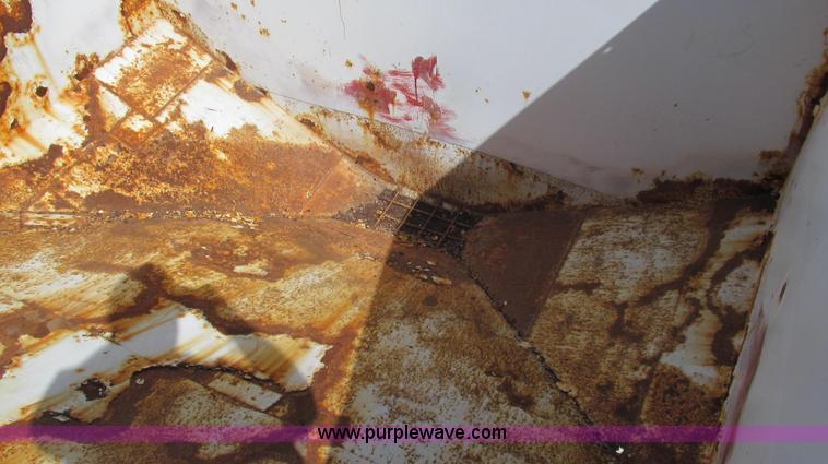 image for item E3848 1985 Peterbilt 362 dry tender truck