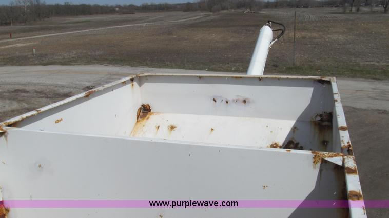 image for item E3848 1985 Peterbilt 362 dry tender truck