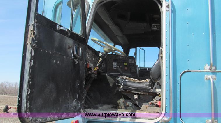 image for item E3848 1985 Peterbilt 362 dry tender truck