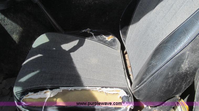 image for item E3848 1985 Peterbilt 362 dry tender truck