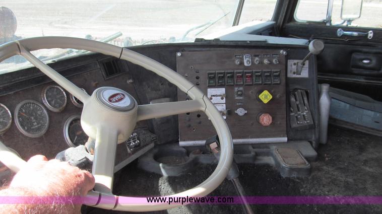 image for item E3848 1985 Peterbilt 362 dry tender truck