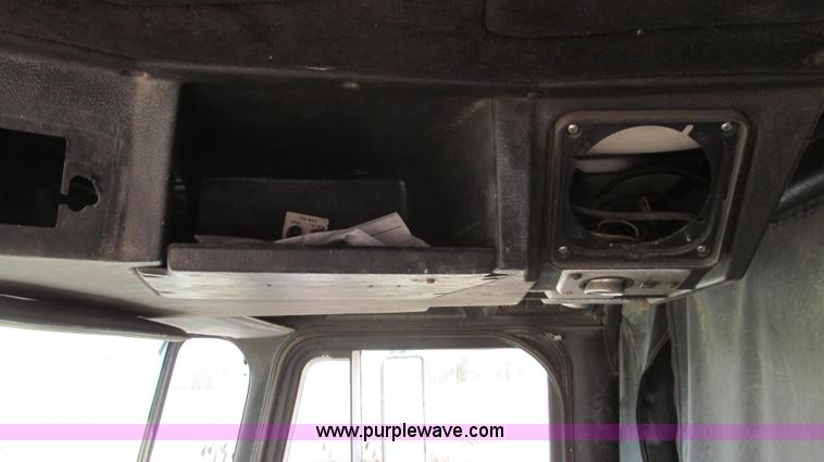 image for item E3848 1985 Peterbilt 362 dry tender truck