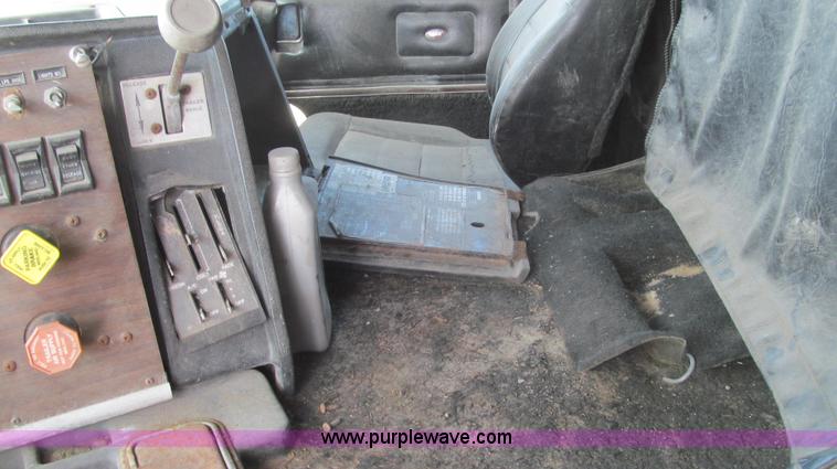 image for item E3848 1985 Peterbilt 362 dry tender truck