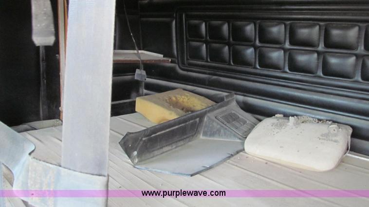 image for item E3848 1985 Peterbilt 362 dry tender truck