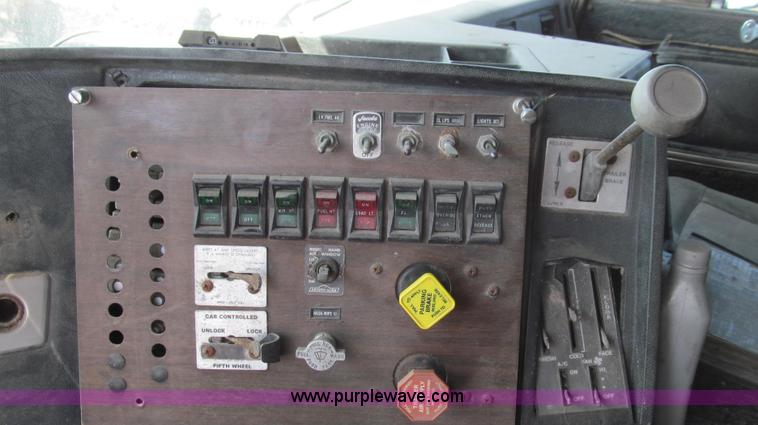 image for item E3848 1985 Peterbilt 362 dry tender truck