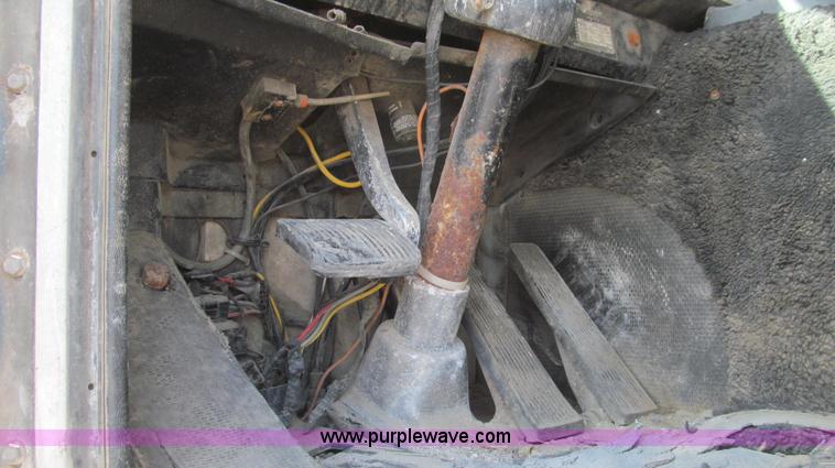 image for item E3848 1985 Peterbilt 362 dry tender truck