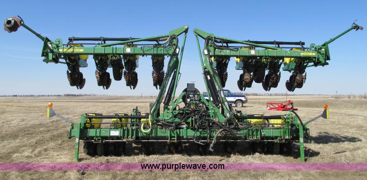 image for item E5029 John Deere 1720 Integral Stack-Fold planter