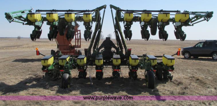 image for item E5029 John Deere 1720 Integral Stack-Fold planter