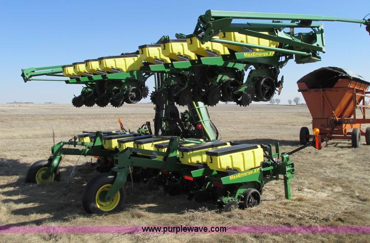 image for item E5029 John Deere 1720 Integral Stack-Fold planter