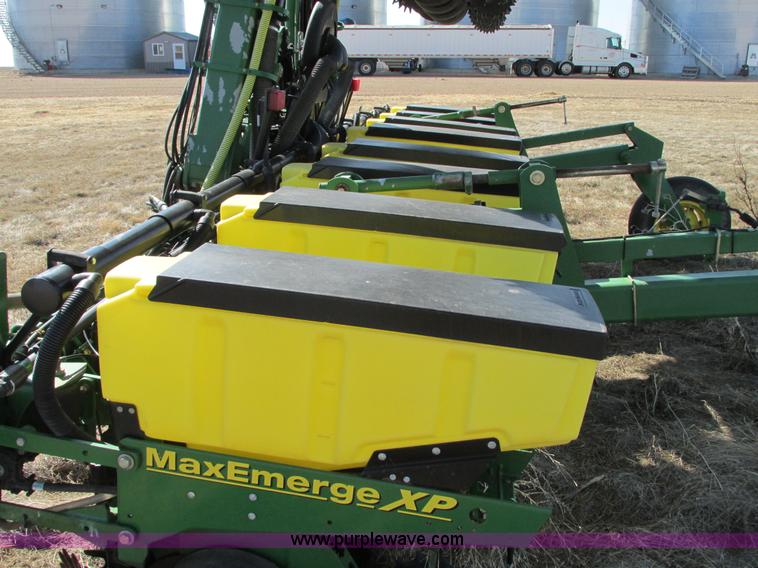 image for item E5029 John Deere 1720 Integral Stack-Fold planter