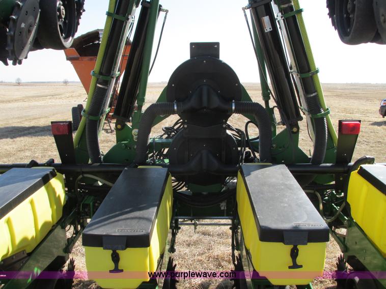 image for item E5029 John Deere 1720 Integral Stack-Fold planter