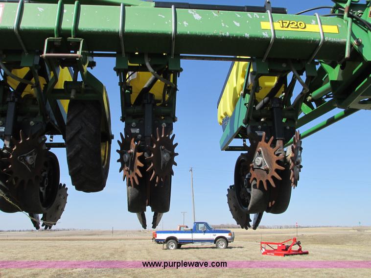 image for item E5029 John Deere 1720 Integral Stack-Fold planter