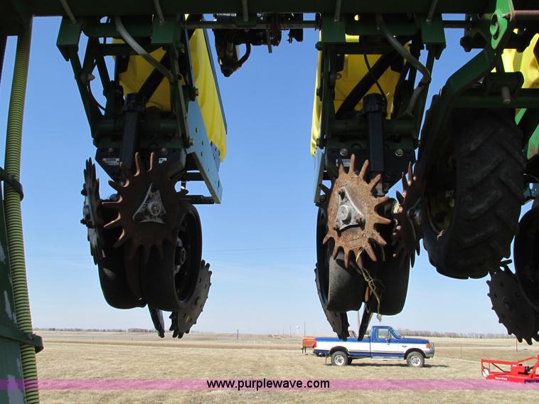image for item E5029 John Deere 1720 Integral Stack-Fold planter