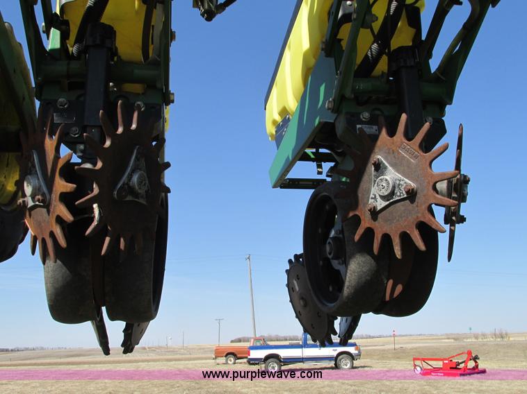 image for item E5029 John Deere 1720 Integral Stack-Fold planter