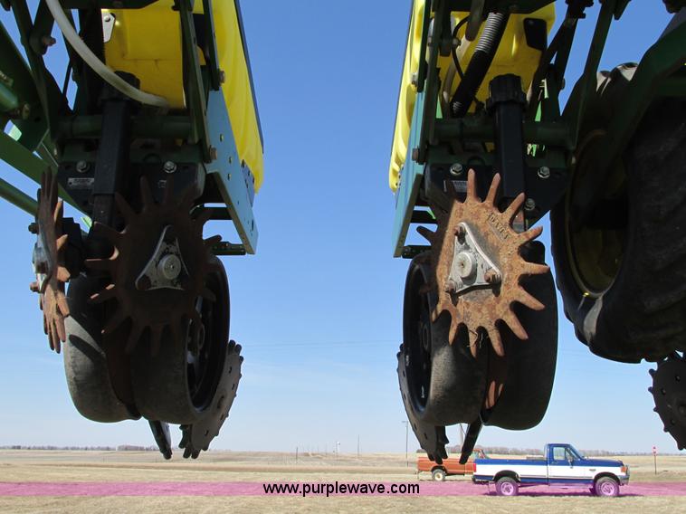 image for item E5029 John Deere 1720 Integral Stack-Fold planter