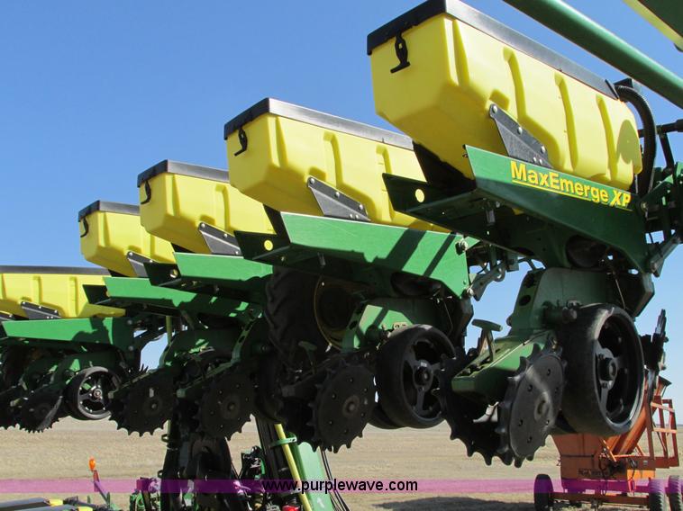 image for item E5029 John Deere 1720 Integral Stack-Fold planter
